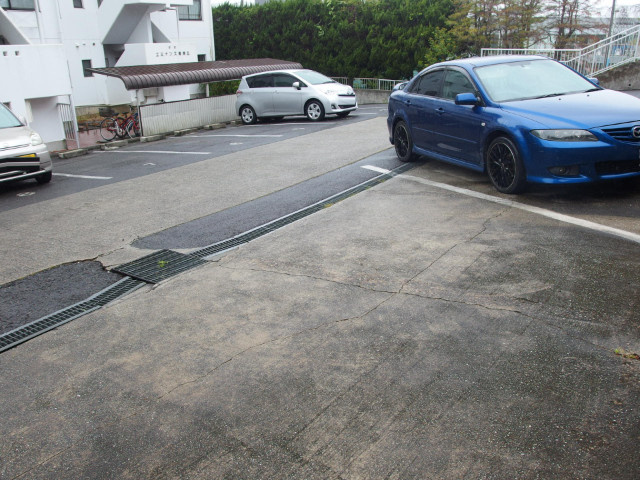 エミナンス竜美丘の駐車場