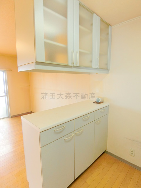 ニュー千鳥町マンションのキッチン|キッチン背面の収納棚