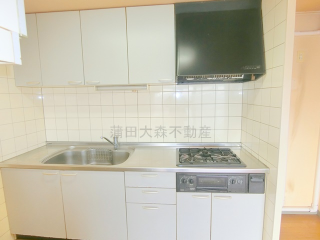 ニュー千鳥町マンションのキッチン|3口ガスシステムキッチン