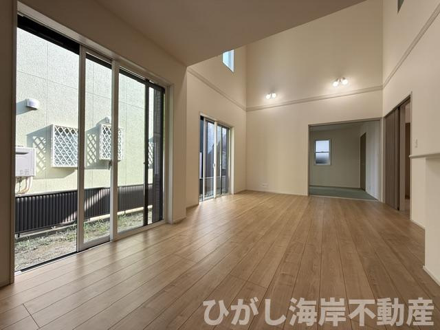 平塚市花水台　新築戸建の居間・リビング|17.7帖　吹抜付LDK