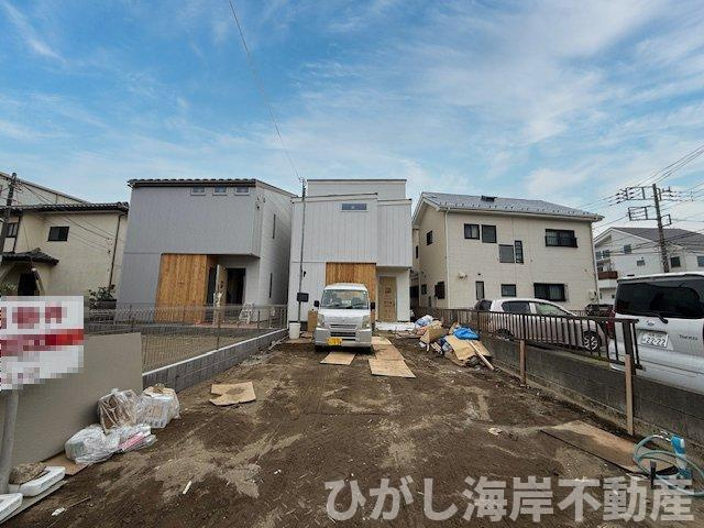 茅ヶ崎市十間坂1丁目　新築戸建　全2棟の外観|4月6日撮影　外構工事中　現地外観