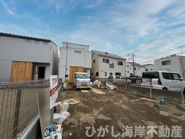 茅ヶ崎市十間坂1丁目　新築戸建　全2棟の外観|4月6日撮影　外構工事中　現地外観
