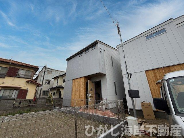 茅ヶ崎市十間坂1丁目　新築戸建　全2棟の外観|4月6日撮影　外構工事中　現地外観