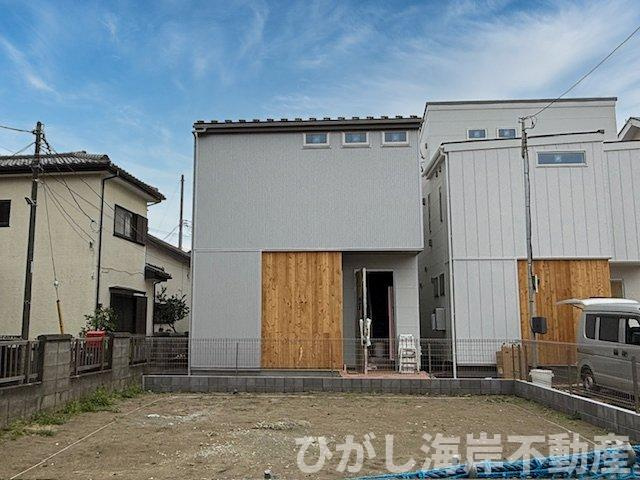 茅ヶ崎市十間坂1丁目　新築戸建　全2棟の外観|4月6日撮影　外構工事中　現地外観