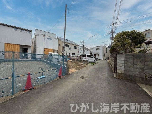 茅ヶ崎市十間坂1丁目　新築戸建　全2棟の前面道路含む現地写真|4月6日撮影　外構工事中　現地外観
