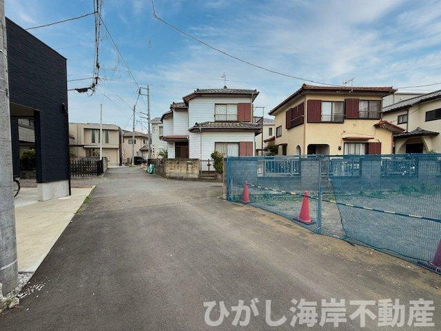 茅ヶ崎市十間坂1丁目　新築戸建　全2棟の前面道路含む現地写真|4月6日撮影　外構工事中　現地外観