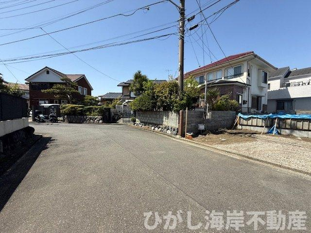 茅ケ崎市美住町　新築戸建　全2棟の前面道路含む現地写真|4月11日撮影　建築中　現地外観