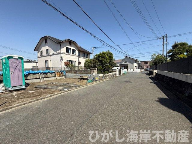 茅ケ崎市美住町　新築戸建　全2棟の前面道路含む現地写真|4月11日撮影　建築中　現地外観