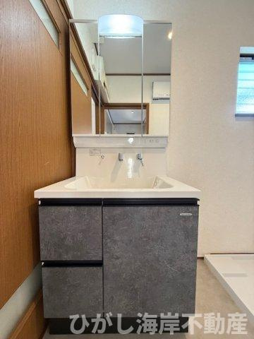 藤沢市辻堂元町３丁目　中古戸建の独立洗面台|新規リフォーム完了！　三面鏡化粧台