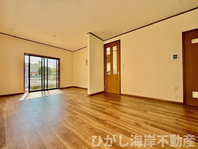 藤沢市辻堂元町３丁目　中古戸建の居間・リビング|新規リフォーム完了！　18.7帖　LDK
