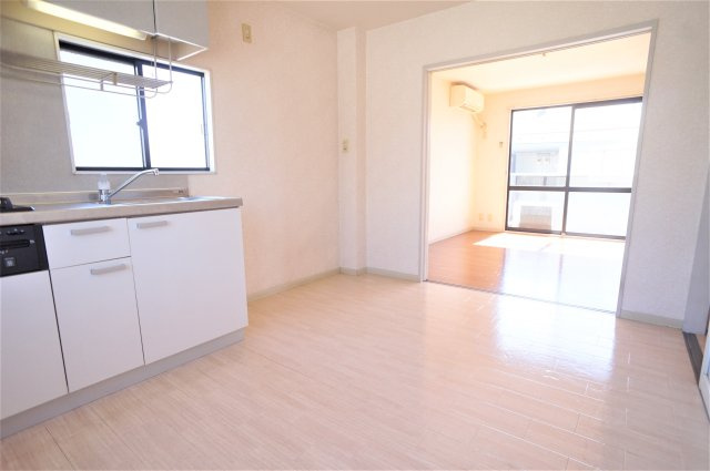 コアロードB棟の居間・リビング|別のお部屋の写真です