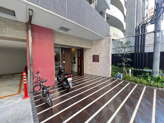 ラシュレエグゼ本町のエントランス
