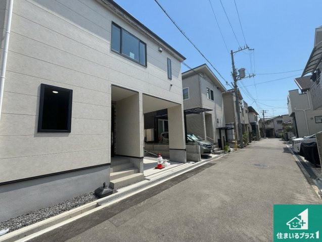 豊中市上野東　第2期　新築一戸建ての前面道路含む現地写真|周辺は閑静な住宅街！前面道路広々で車の出し入れも便利です。駐車が苦手な方でも安心して車庫入れできます！