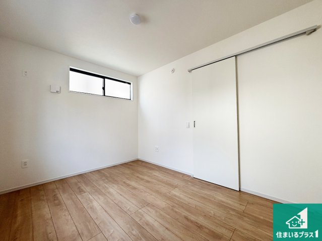 豊中市上野東　第2期　新築一戸建ての洋室|シンプルな洋室は、自分好みのインテリアが楽しめます♪ご家族とインテリアや家具を選びに行くのは入居時の醍醐味の一つです。ぜひお楽しみください♪