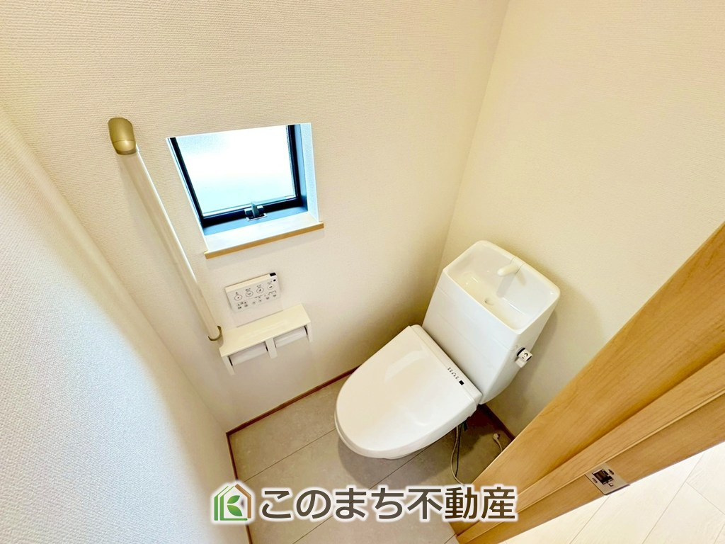 ハートフルタウン宇都宮市御幸ケ原103番のトイレ|小窓から換気ができて清潔なトイレスペース☆温水洗浄便座搭載です！
