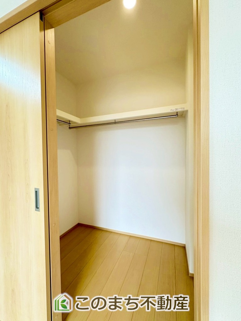 ハートフルタウン宇都宮市御幸ケ原103番の収納|"主寝室には収納を多めに設置しております。
私服からスーツまでご夫婦お二人分の収納も可能ですね！"
