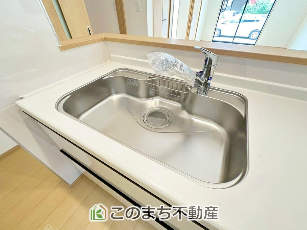 ハートフルタウン宇都宮市御幸ケ原103番の設備|ビルトイン型浄水器を内蔵したキッチン水栓。お米を研いだり、野菜を洗ったりするときなど用途に応じてワンタッチで浄水に切り替えが可能です。カートリッジ式なので、フィルターを簡単に交換する事が出来ます。
