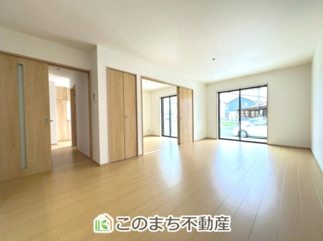 ハートフルタウン宇都宮市御幸ケ原103番の居間・リビング|オープンでのびやかな空間を生み出す、こだわりの広がりとゆとり。家族と過ごす時間を大切にしたい方にぴったりの明るくゆとりある住空間です。
