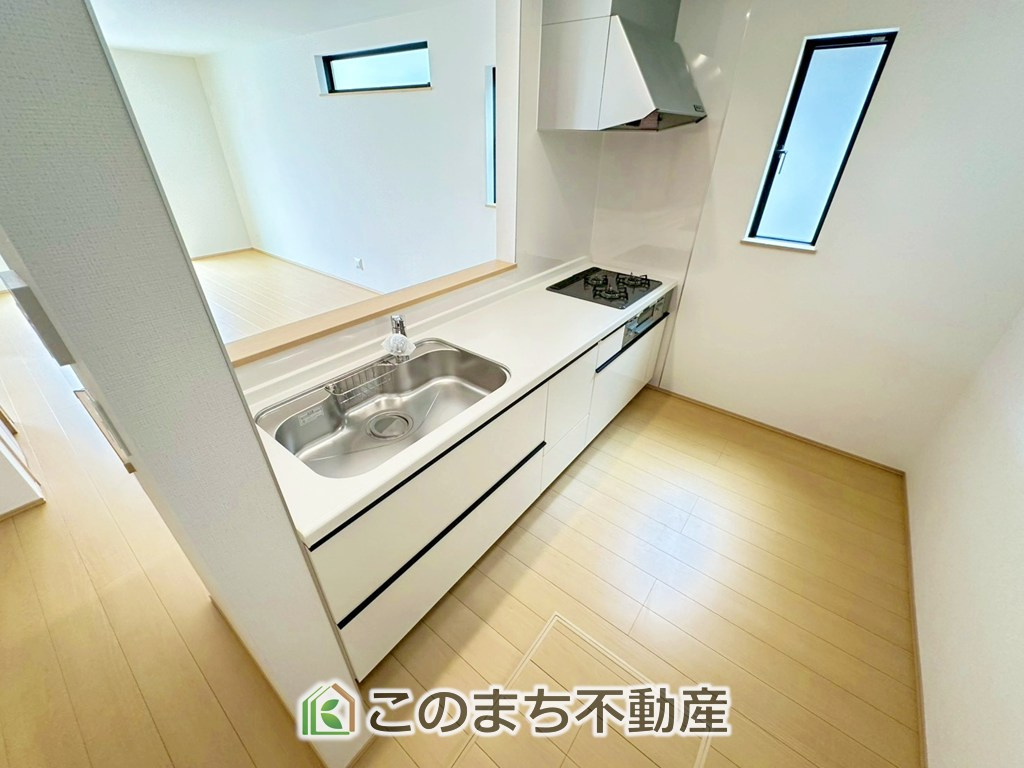 ハートフルタウン宇都宮市御幸ケ原103番のキッチン|"お洒落なホワイト天板のペニンシュラキッチンを採用しております。
浄水器内蔵の水栓です♪"
