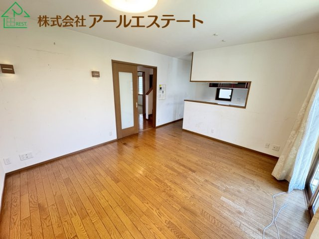 高砂市中島一丁目　山陽電鉄「伊保・荒井駅」徒歩17分の居間・リビング