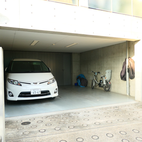 岡本Rd12の駐車場