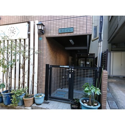 渡辺ビルのエントランス