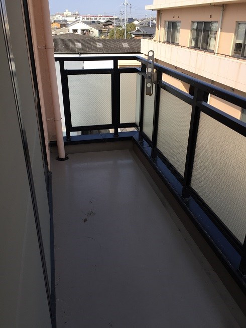 岸和田市三田町の賃貸マンションのバルコニー|お洗濯にも便利なバルコニー付き