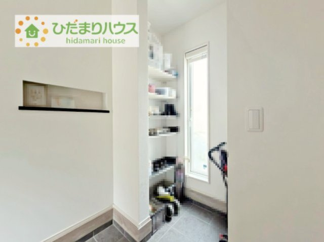 【玄関】 | 阿見町大字荒川本郷　中古戸建 | シューズインクローゼットは、靴以外にもゴルフバックやベビーカーを置くことができ、
散らかりがちな玄関もスッキリします。