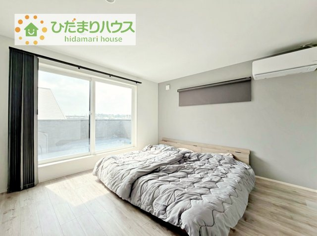 【寝室】 | 阿見町大字荒川本郷　中古戸建 | バルコニーに面していて、たっぷり光りの入る明るい主寝室です！