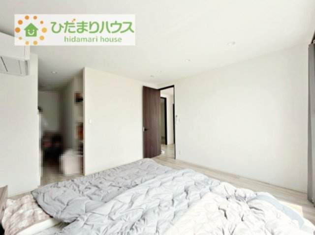 【寝室】 | 阿見町大字荒川本郷　中古戸建 | 気品のある柄のアクセントクロス♪寝室をおしゃれに演出してくれます(*^^*)
