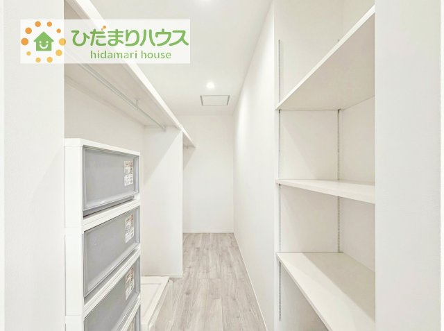 【収納】 | 阿見町大字荒川本郷　中古戸建 | 新婚さんにおすすめ！奥様に喜ばれる収納たっぷりのウォークインクローゼット付です☆
※AIによる加工で衣類を消しています