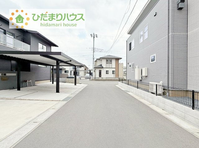 【前面道路含む現地写真】 | 阿見町大字荒川本郷　中古戸建 | たっぷりの陽光と心地よい風が舞い込む住まい♪
