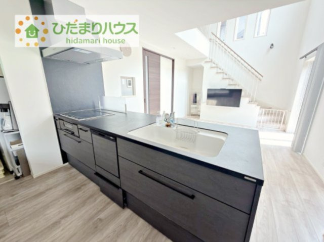【キッチン】 | 阿見町大字荒川本郷　中古戸建 | お子様も自然とお手伝いができる、オープンキッチンで、ママも大助かり(^^♪