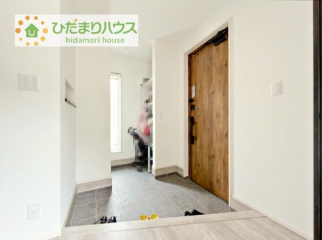 【玄関】 | 阿見町大字荒川本郷　中古戸建 | 玄関が広いので親子で並んで仲良く靴が履けますね(^^)/