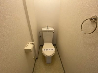 【トイレ】 | グローバル秋田屋 | ※同建物ほかのお部屋の写真です。