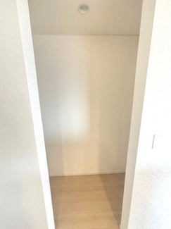 【収納】 | 東広島市八本松飯田4丁目（全4区画）No3 | キッチン横に配されたパントリースペース。扉のないオープンな設計で、調理中もスムーズに食材や調理器具を取り出せます。家事動線上に収納を集約することで、LDKを常にすっきり保てます。