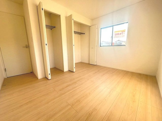 【洋室】 | 東広島市八本松飯田4丁目（全4区画）No3 | 6.5帖の洋室に備え付けられたクローゼット内部。ハンガーパイプと枕棚が標準装備されており、衣類や季節物の寝具を効率よく整理できます。全居室にこのような収納スペースが完備されています。