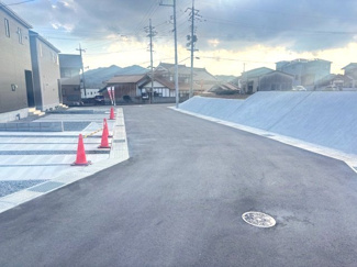 【前面道路含む現地写真】 | 東広島市八本松飯田4丁目（全4区画）No3 | ゆとりある幅員が確保された前面道路。舗装が整っており、視認性も良いため、お車での入出庫もスムーズに行えます。閑静な住宅街の一角に位置しています。