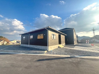 【外観】 | 東広島市八本松飯田4丁目（全4区画）No3 | 敷地全体にゆとりがあり、隣地との間隔も確保されています。平屋のため構造的にも安定しており、全ての居室がワンフロアに集約された機能的な住まいです。