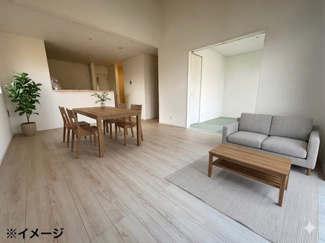 【居間・リビング】 | 東広島市八本松飯田4丁目（全4区画）No3 | リビングとフラットに繋がる4.5帖の洋風和室。扉を開放すれば、LDKと一体化した大空間として活用できます。家事の合間の休憩や、お子様のプレイスペースにも適した配置です