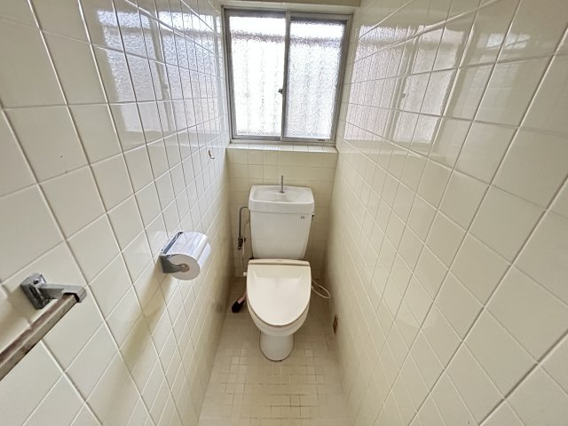 阿南市津乃峰町長浜中古戸建のトイレ
