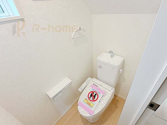 稲敷郡阿見町上長第1　新築戸建て　1号棟のトイレ|温水洗浄便座付きのトイレ。
トイレが２ヵ所設置で朝の忙しい時間でも安心です。