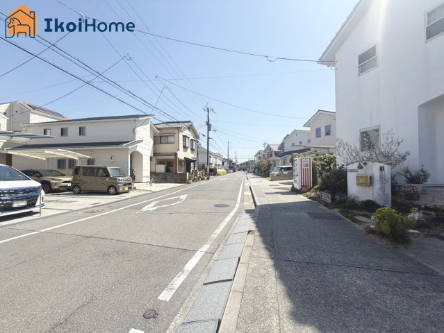明石市明南町2丁目　中古戸建の前面道路含む現地写真|●年中無休：当日予約可●前面道路幅員ゆったり約6.5ｍ。交通量比較的少なめで安心の住環境です。