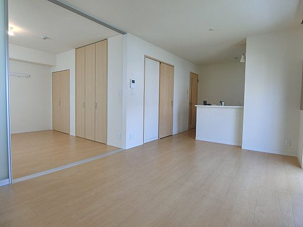 岸和田市吉井町４丁目のハイツの居間・リビング|こちらの居間で趣味の時間をお楽しみください