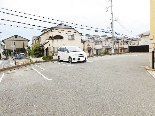 ラッフィナート・カーサ七番館の駐車場