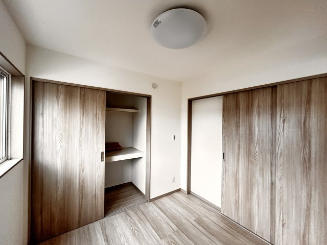【ワイウッドコート】小山市中久喜 第1期の収納|〇5号棟・1階4.5帖洋室〇
押し入れタイプの扉付き収納！
生活感をそっと隠しつつ、布団や季節物もすっきり収まる実用性の高いスペースです♪
※2026年6月撮影