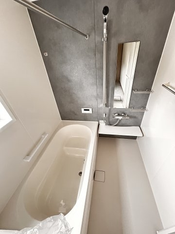 【ワイウッドコート】小山市中久喜 第1期の浴室|〇5号棟〇
1日の疲れを癒せる落ち着いたバスルーム。
雨の日でもお洗濯に困らない浴室乾燥機付きです☆
※2026年6月撮影