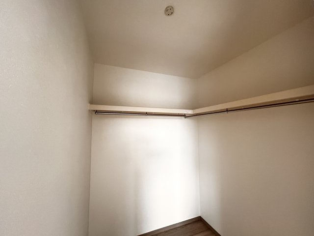 【ワイウッドコート】小山市中久喜 第1期の収納|〇5号棟・2階7.5帖洋室〇
洋服もバッグもまとめて収納できるウォークインクローゼット♪
見渡せるから選びやすく、毎日のコーディネートがもっと楽しくなります。
※2026年6月撮影