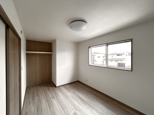 【ワイウッドコート】小山市中久喜 第1期の洋室|〇5号棟・2階6.1帖洋室〇
静かな2階にある洋室は、プライベート感たっぷり♪
勉強や趣味、仕事に集中できるちょうどいい広さで、自分だけの時間を大切にできます。
※2026年6月撮影