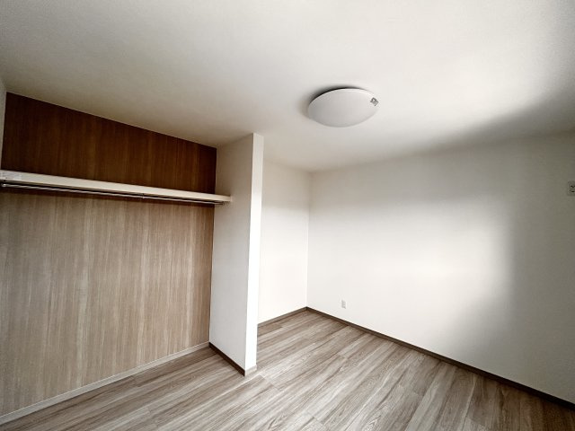 【ワイウッドコート】小山市中久喜 第1期の収納|〇5号棟・2階6.1帖洋室〇
収納力のあるオープンクローゼットが備わった洋室。
季節の衣類や生活用品もまとめてしまえて、片付けがラクになります♪
※2026年6月撮影